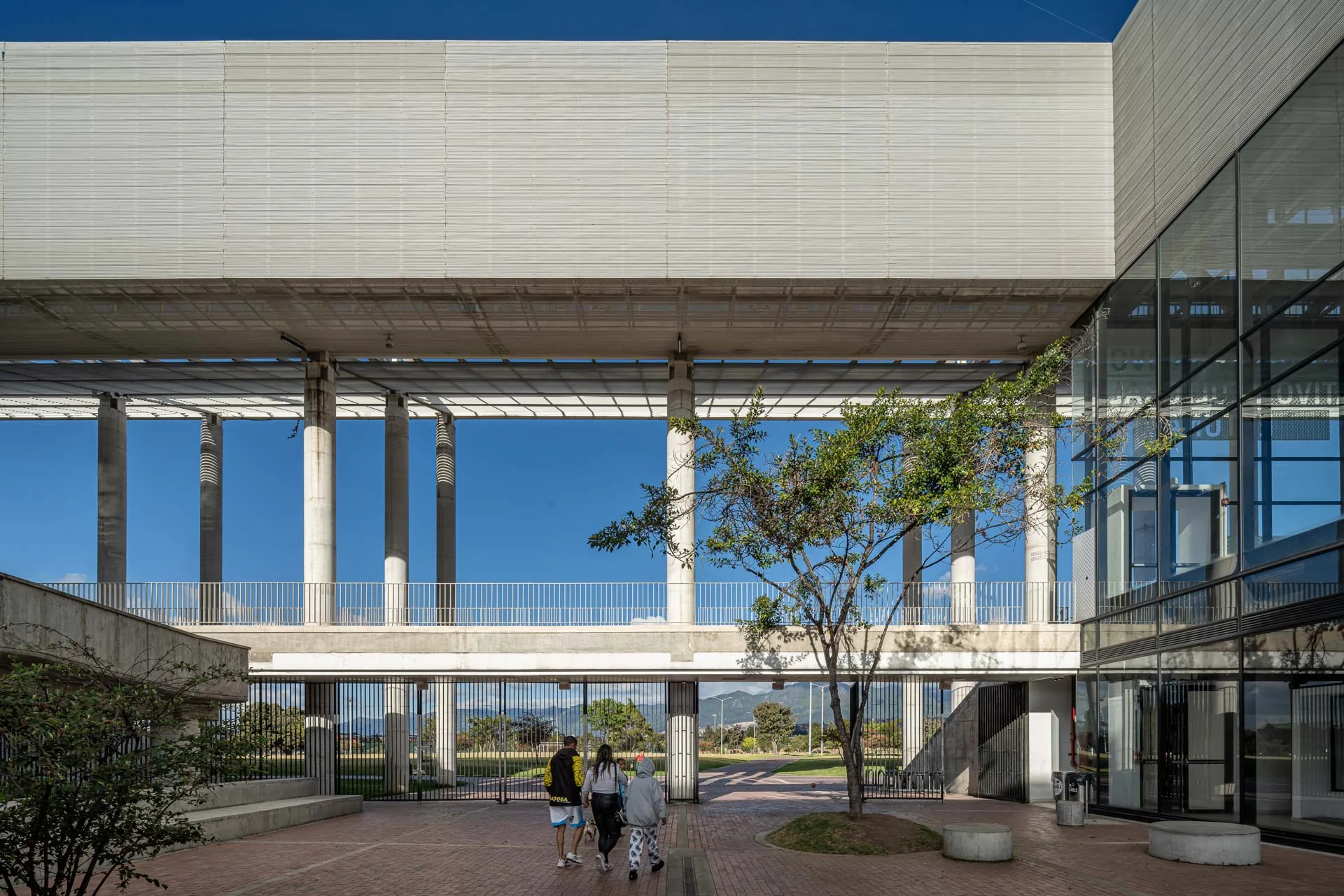 El edificio del CEFE El Tunal en diálogo con el parque recreativo y el cielo bogotano.